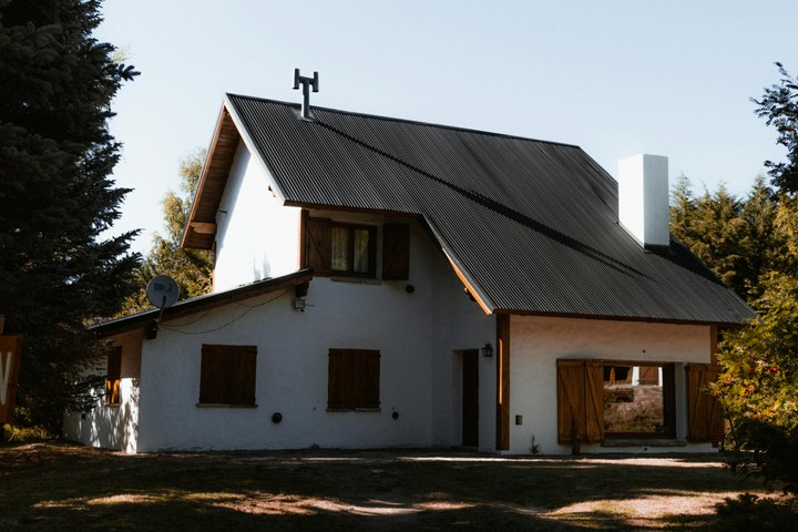 Dom s tmavou strechou - ilustračné foto 